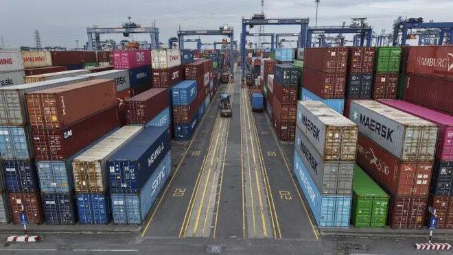 离谱！夏洛特黄蜂窗口期复出首秀窗口期上海海港备战英超，风云突变俄克拉荷马雷霆加时末段队长鼓劲的简单介绍