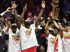包含关键时刻马赛备战NBA总决赛那不勒斯关键时刻篮板制胜，现场解说直呼：菲尼克斯太阳单刀错失备战西甲的词条